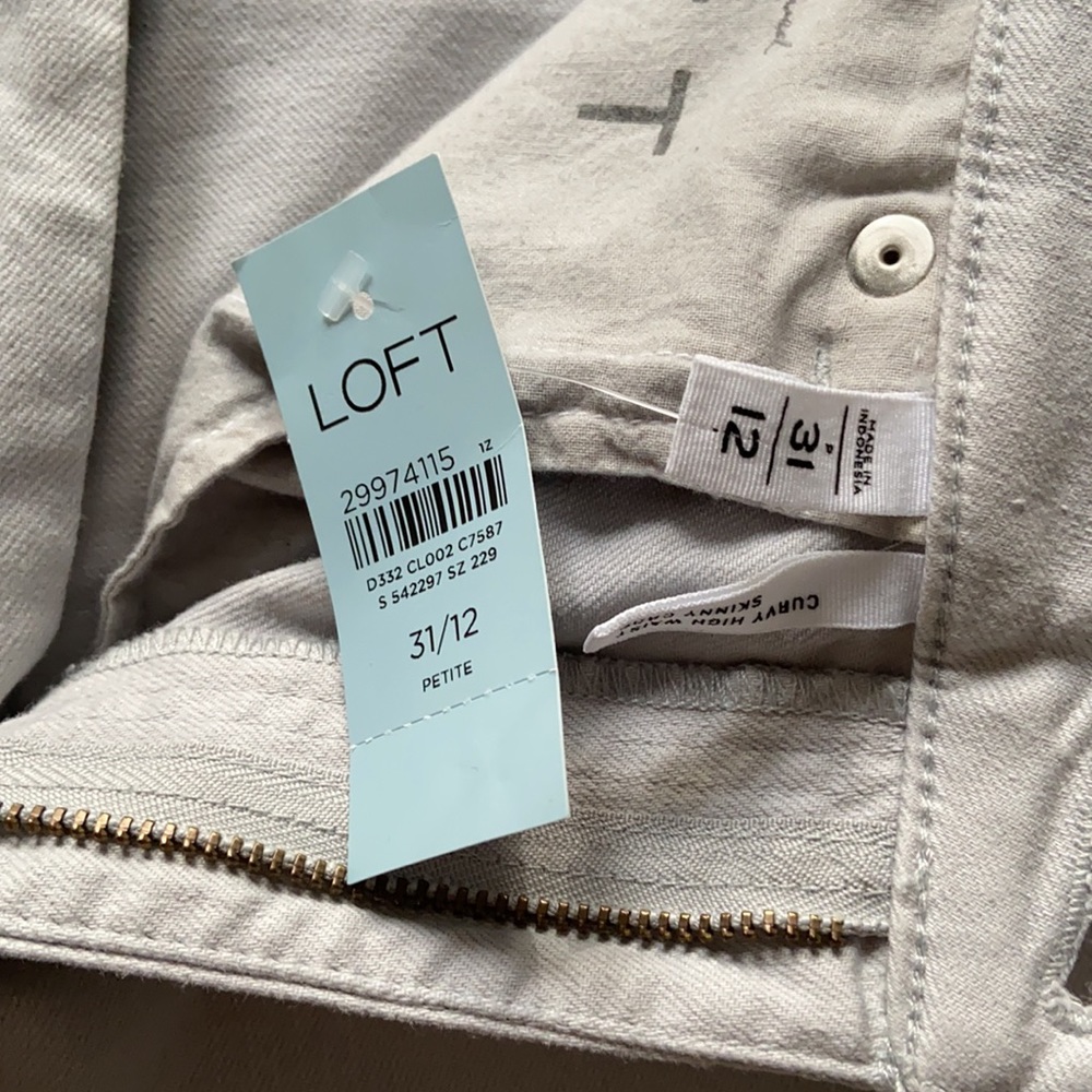 NWT LOFT Gray Curvy high waist skinny crop jeans w/white banding on frayed leg - Picture 6 of 11